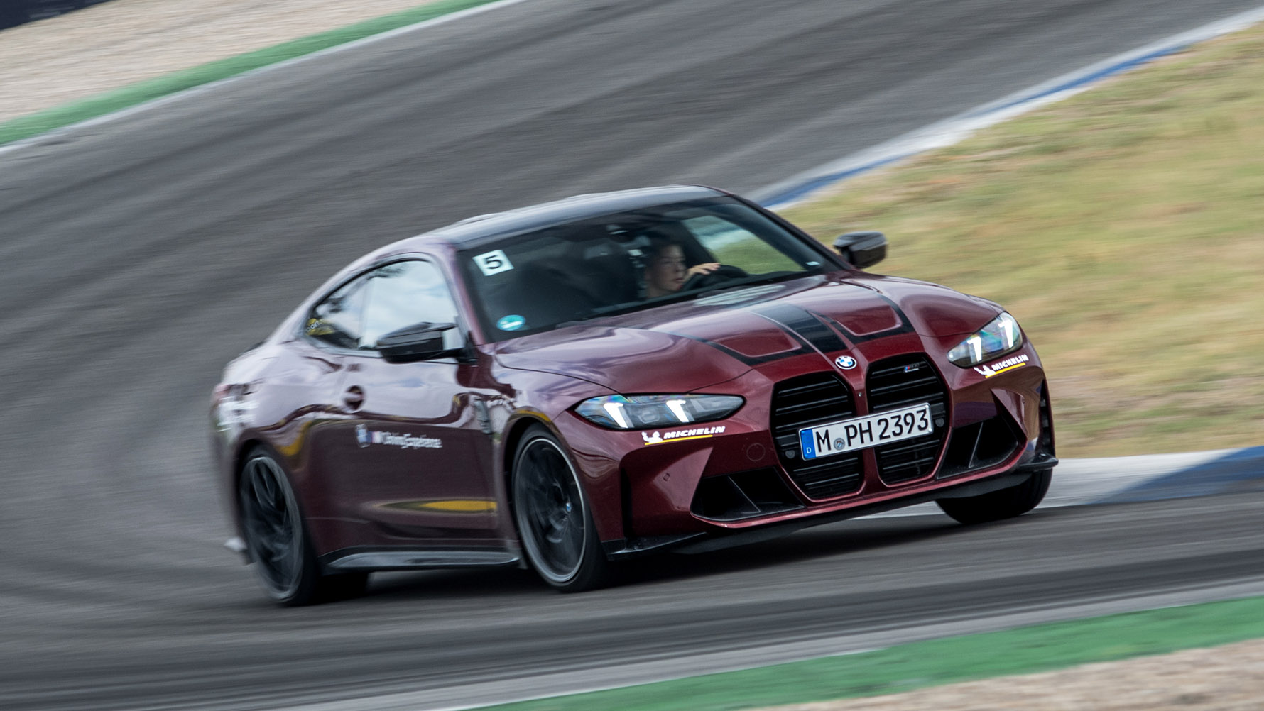 Wir sehen ein BMW Fahrzeug auf der Rennstrecke.