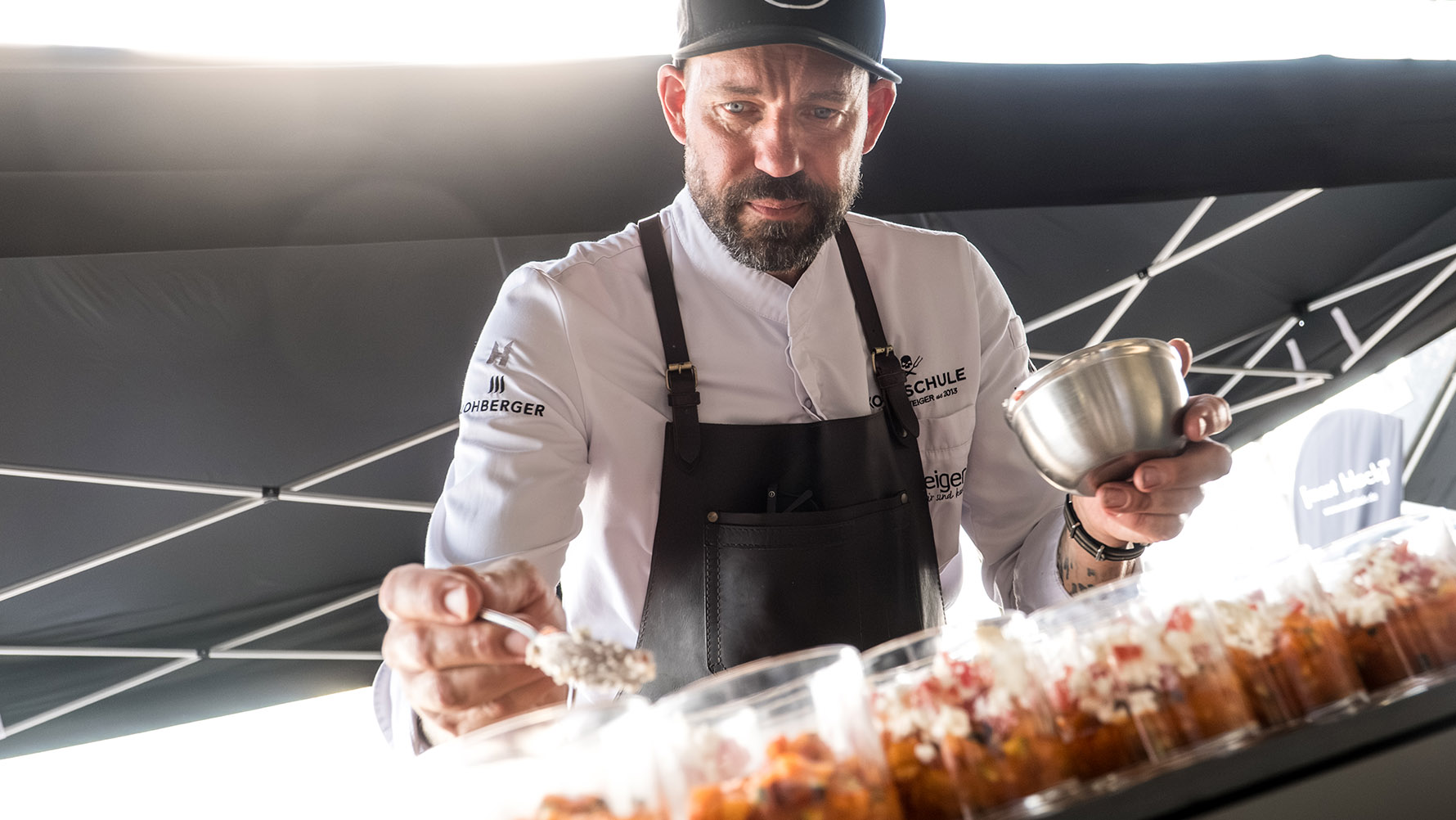 Wir sehen unseren Cham Andi Schweiger beim Anrichten.